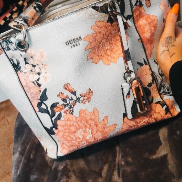 Beautiful guess purse like new - Picture 2 of 4